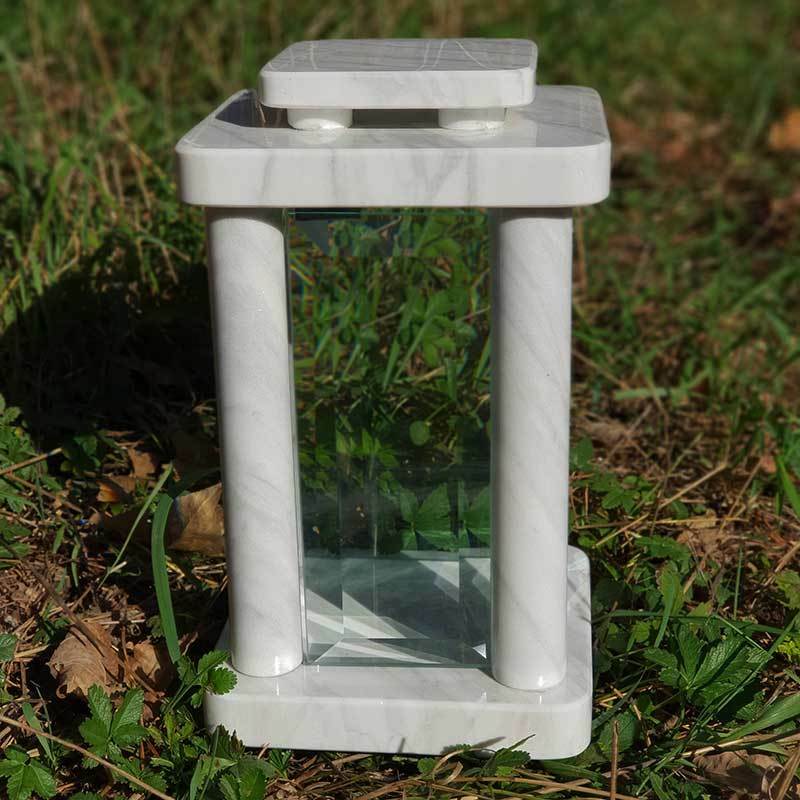 Grablaterne aus Marmor