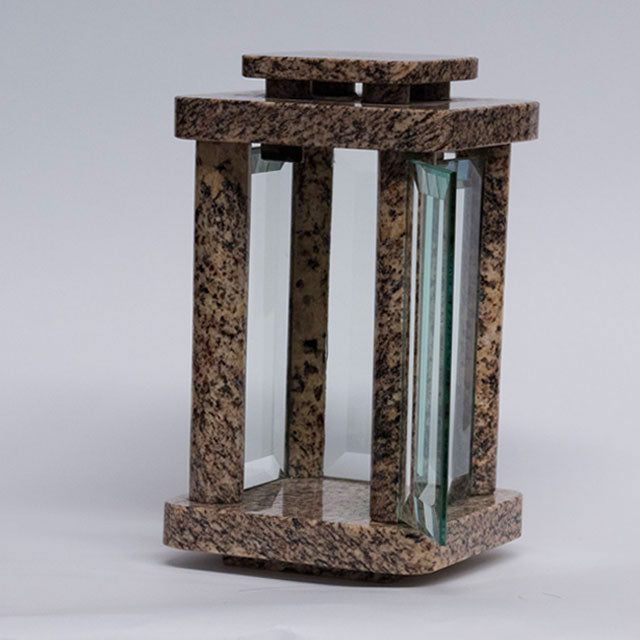 Grablampe Zeitlos aus Granit – Brazil Gold