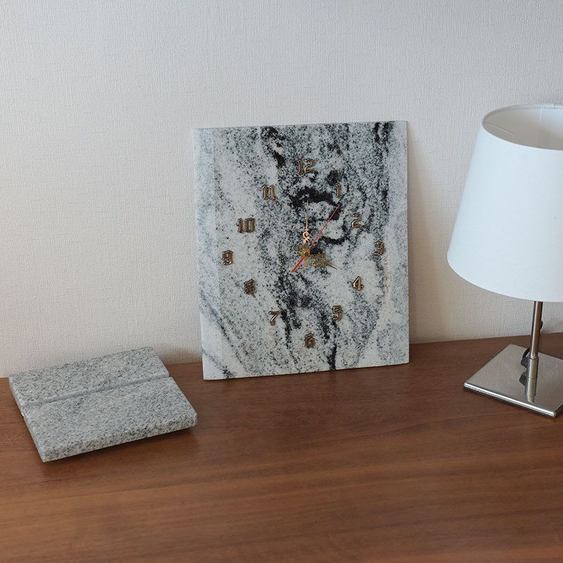 Granit-Wand- und Tischuhr Viscont White mit Ständer – Originalfoto